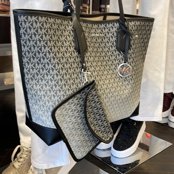 Michael Kors Eva Large Ombré Signature Logo Shoulder Tote Bag
Black 
NWT - Picture 2 of 16